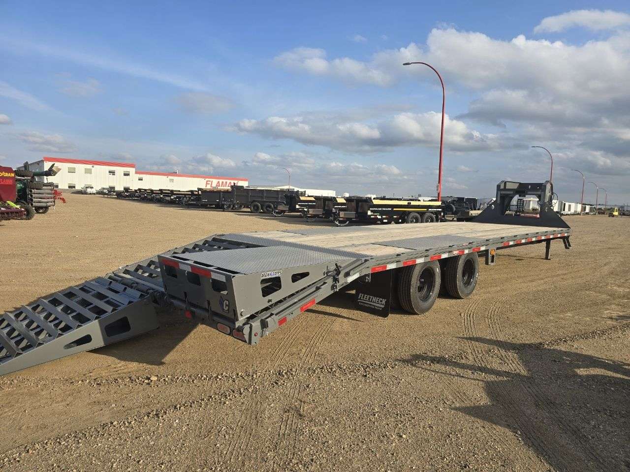 2025 Diamond C FMAX 8'6" x 32' GN BT Flat Deck Trailer