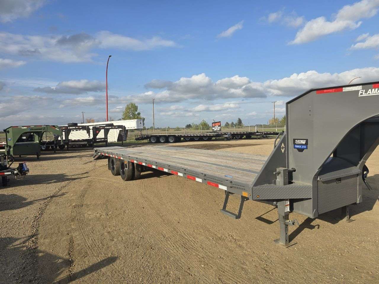 2025 Diamond C FMAX 8'6" x 32' GN BT Flat Deck Trailer