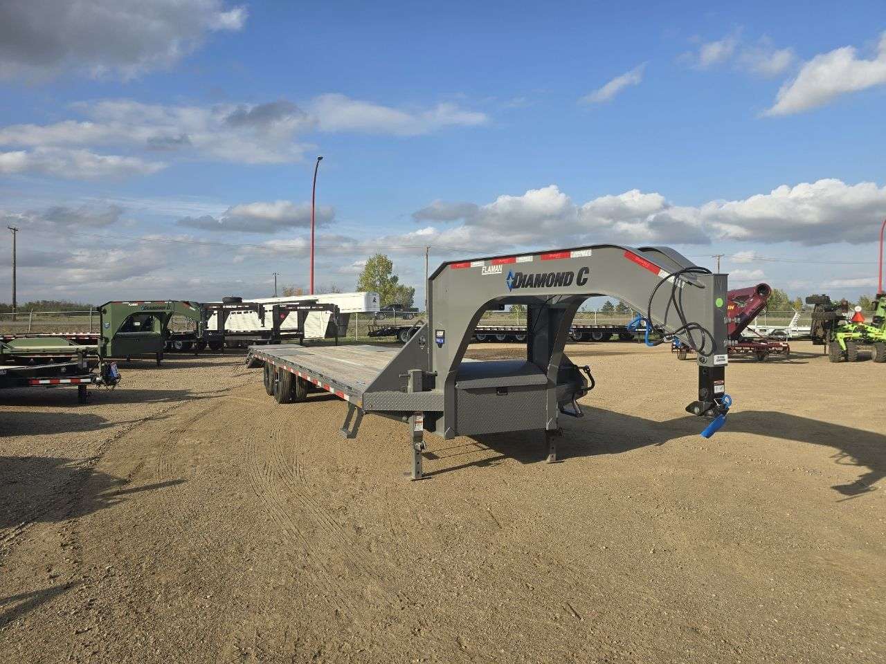 2025 Diamond C FMAX 8'6" x 32' GN BT Flat Deck Trailer