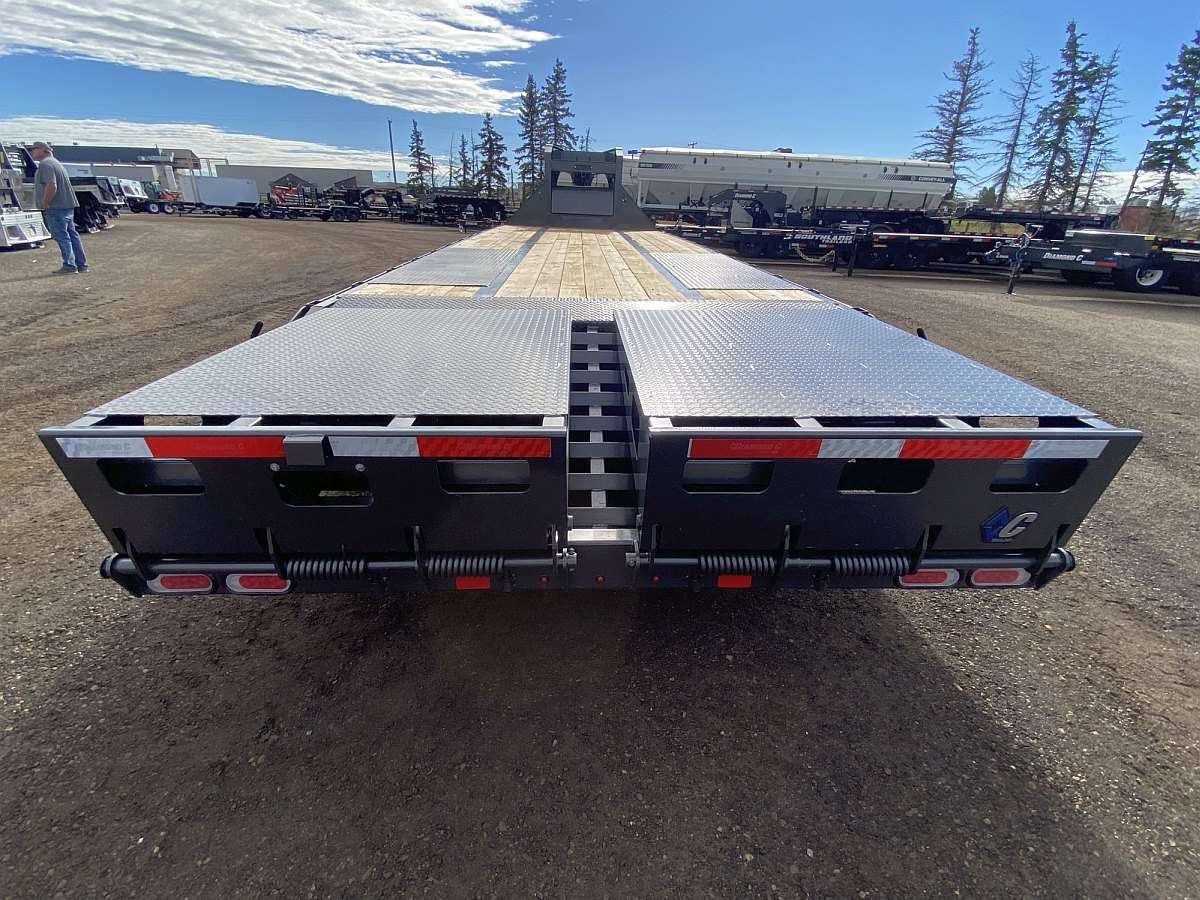 2025 Diamond C FMAX210SS-28' Gooseneck Trailer