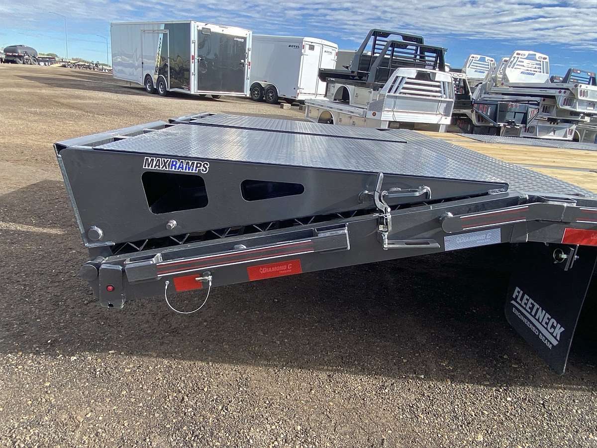 2025 Diamond C FMAX210SS-28' Gooseneck Trailer