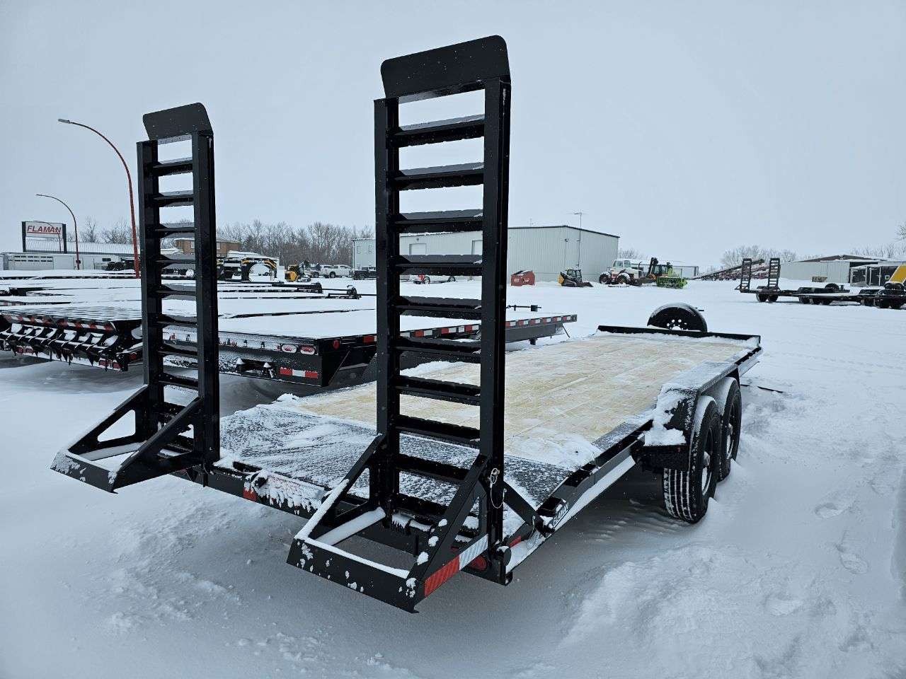 2025 Diamond C HEQ 8'6" x 22' Beavertail Flat Deck