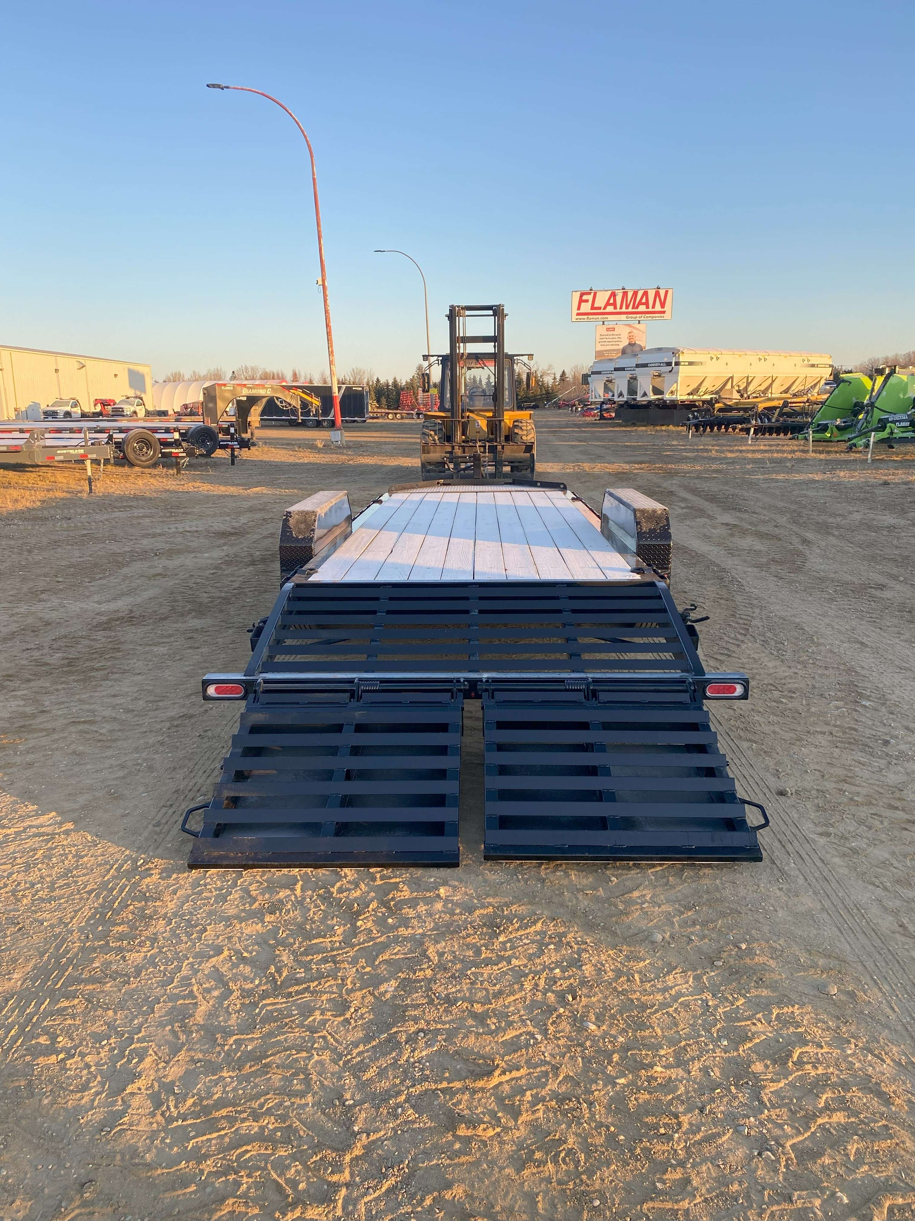 2025 Diamond C LPX 8'6" x 20' Beavertail Flat Deck