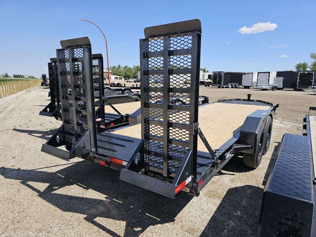 2025 Diamond C LPX 8'6" x 20' Beavertail Flat Deck