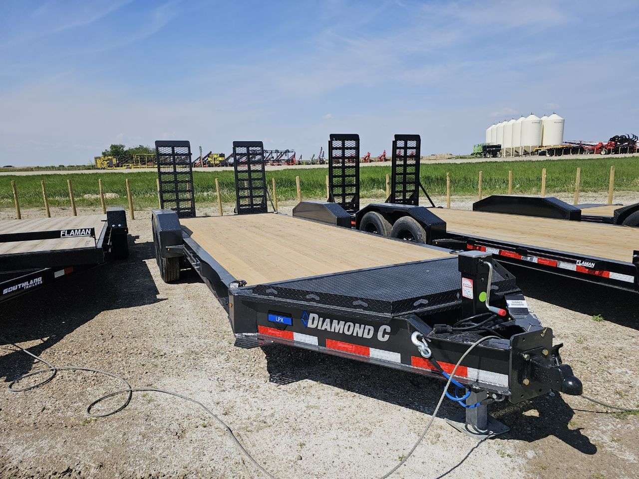 2025 Diamond C LPX 8'6" x 20' Beavertail Flat Deck