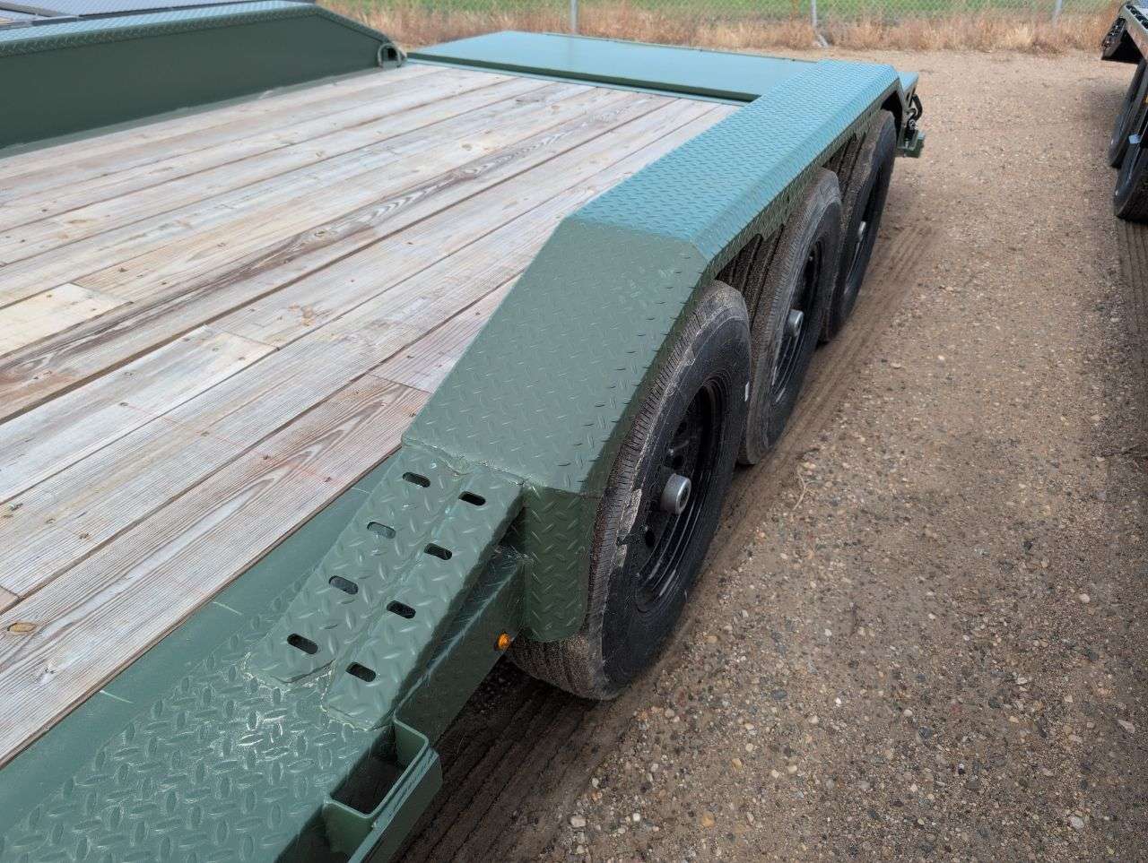 2025 Diamond C LPX 8'6" x 24' GN BT Flat Deck Trailer