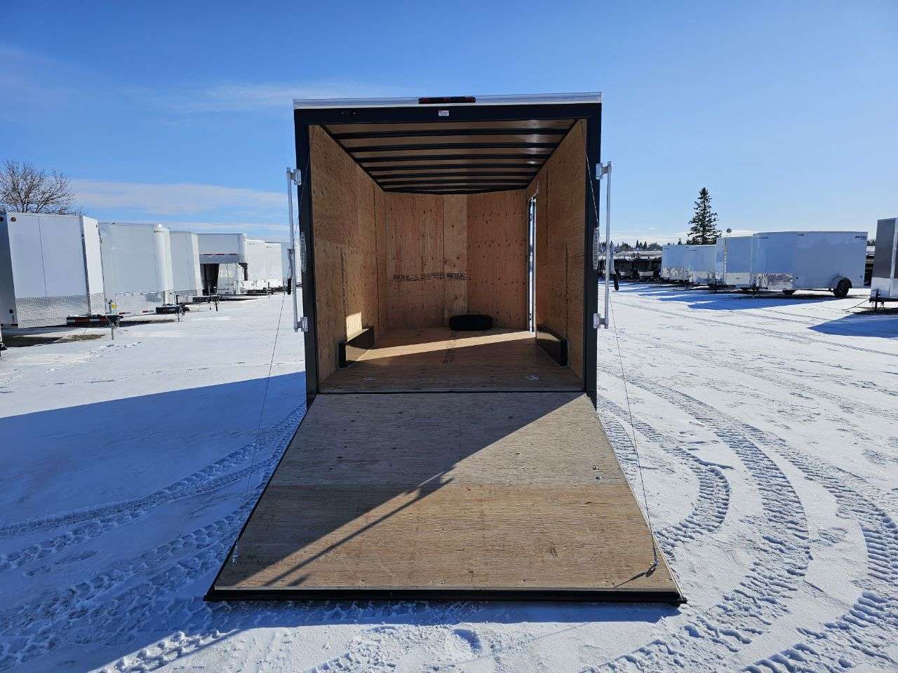 2025 Royal LCH 7'6" x 16' + V-Nose Cargo