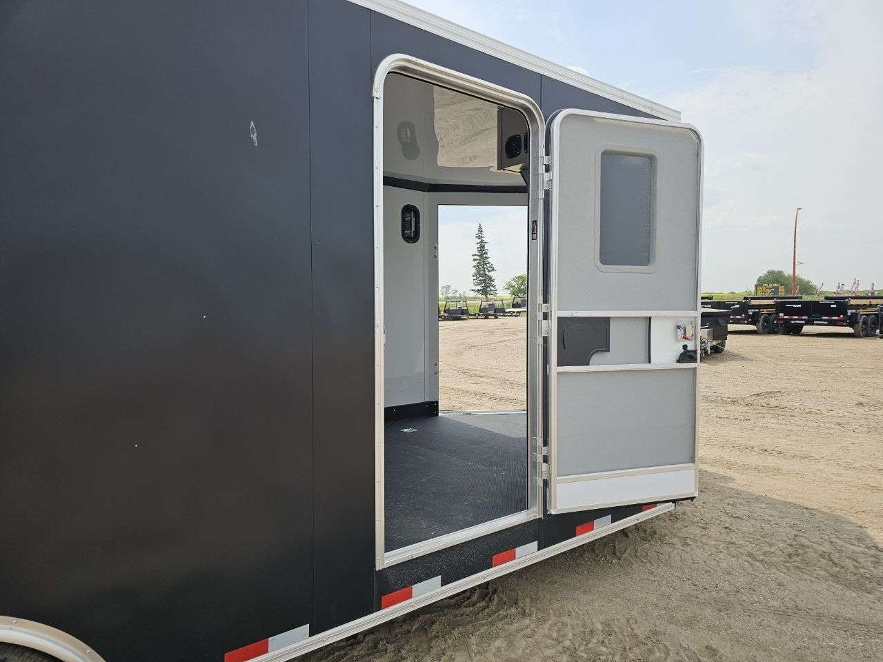 2025 Royal XR 8'6" x 22' + V-Nose Toy Hauler