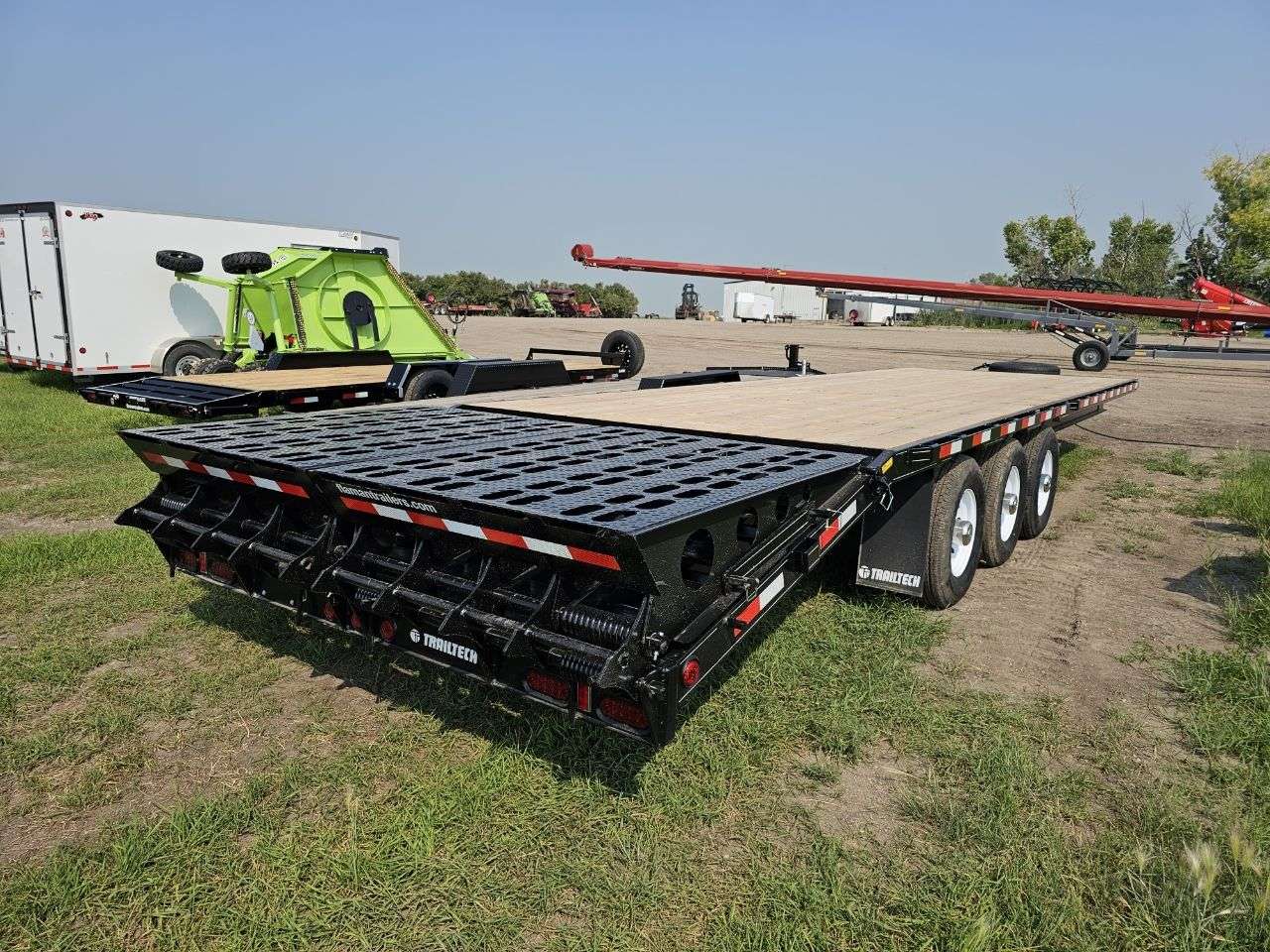 2025 Trailtech H370 8'6" x 29'6" Beavertail Deckover Trailer