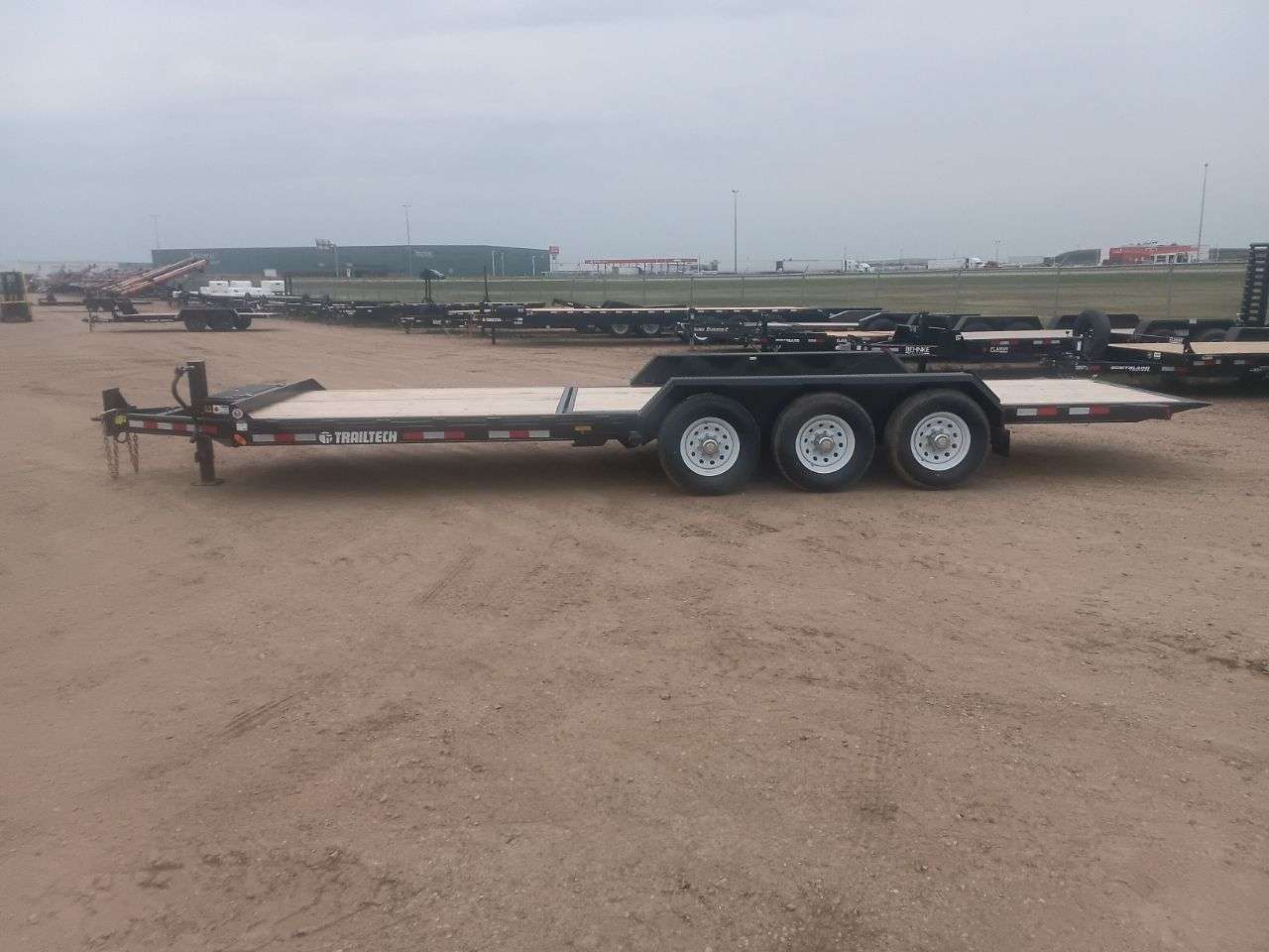 2025 Trailtech L370 8'6" x 24' Partial Tilt