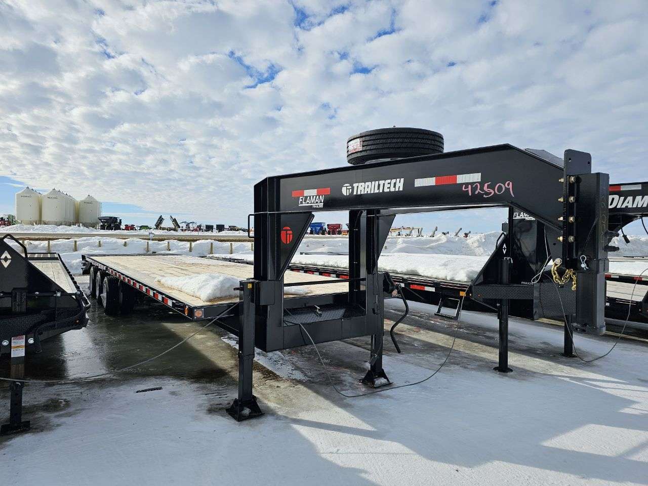 2025 Trailtech TD 8'6" x 30' GN BT Flat Deck Trailer