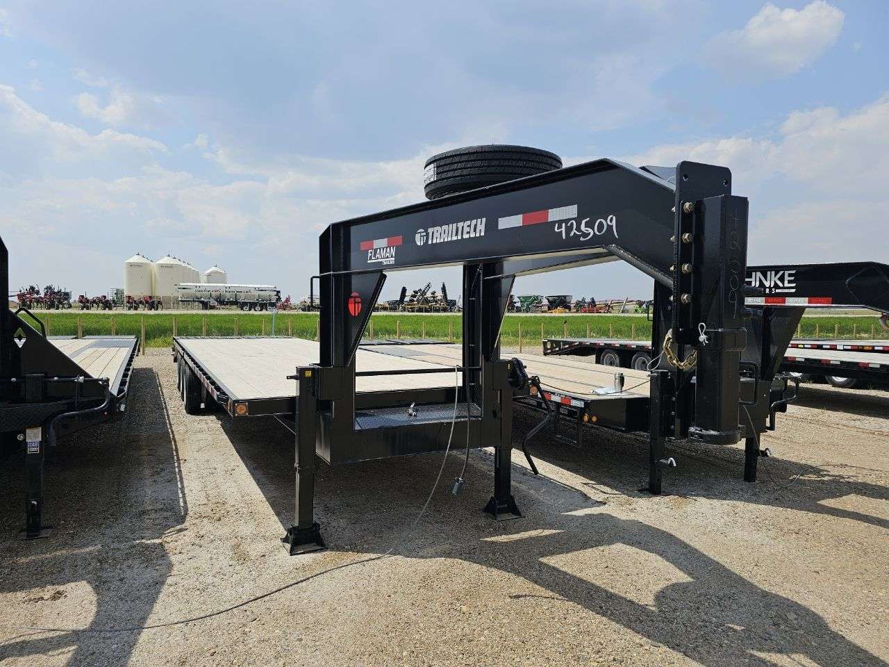 2025 Trailtech TD 8'6" x 30' GN BT Flat Deck Trailer