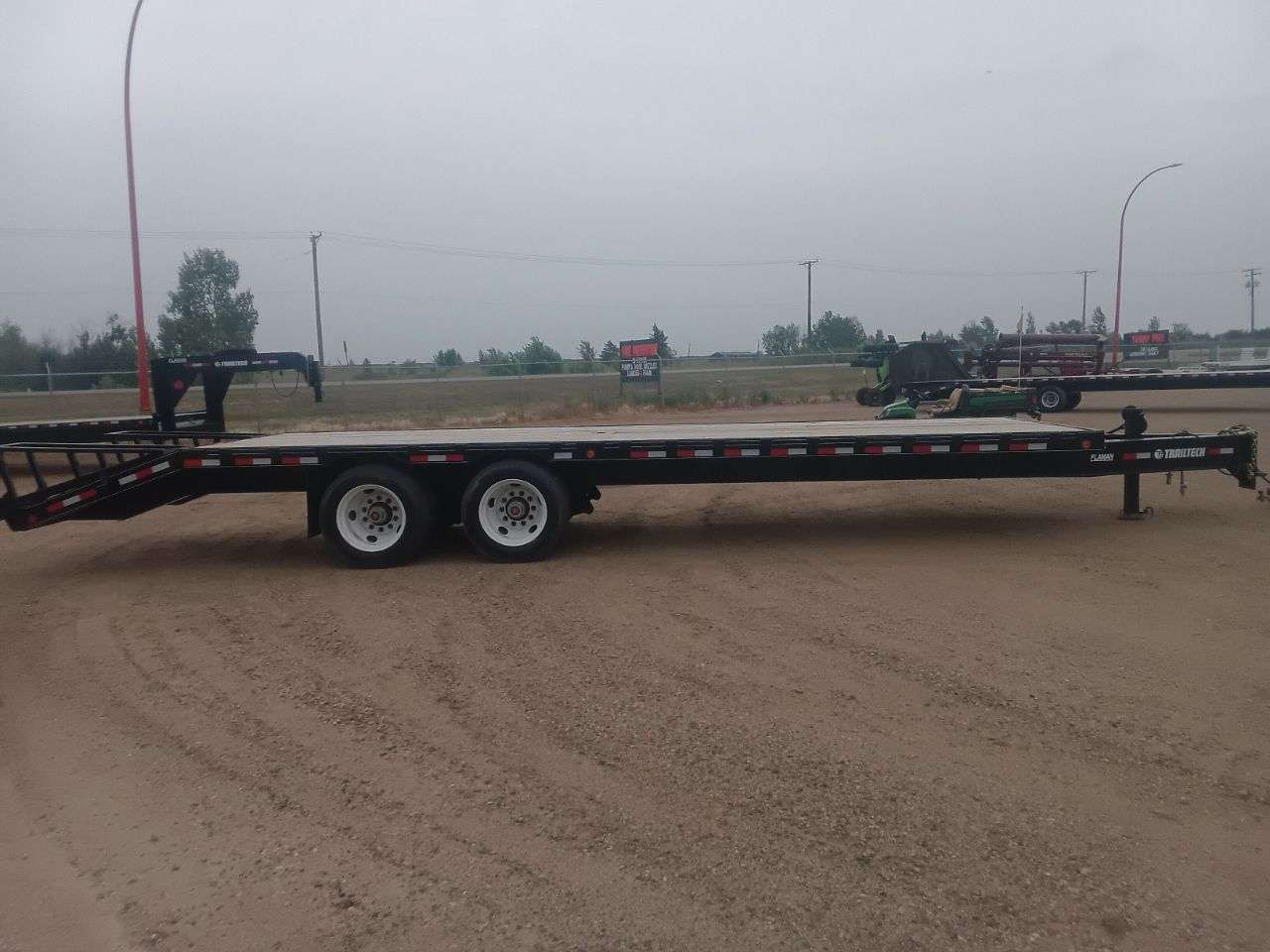 2025 Trailtech TD220 8'6" x 31' Pintle Beavertail Flat Deck