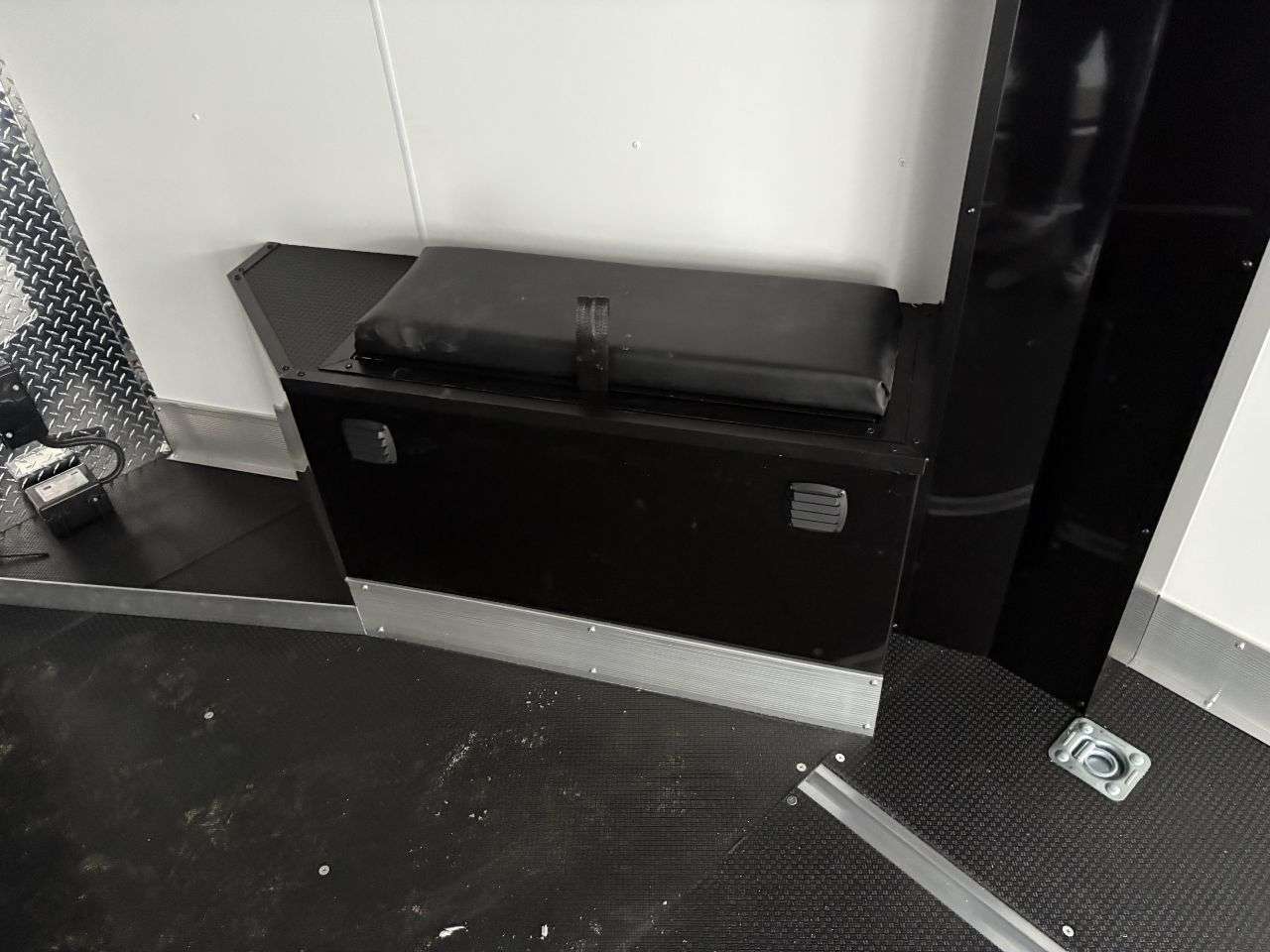 2026 ALCOM 8'6" x 22' + V-Nose Toy Hauler Trailer