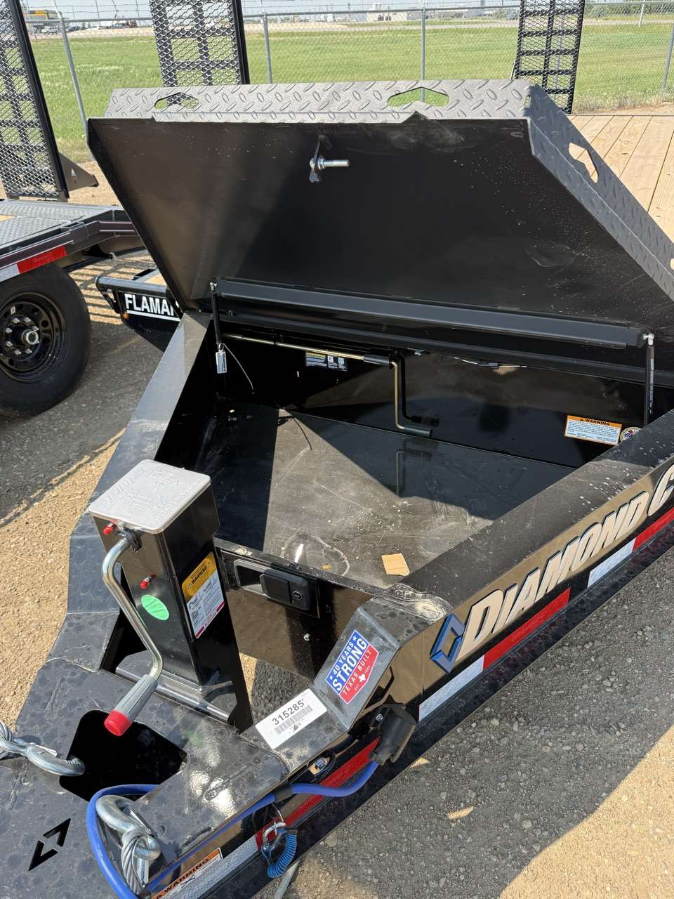 2026 Diamond C 8'6" x 20' Beavertail Deckover Trailer