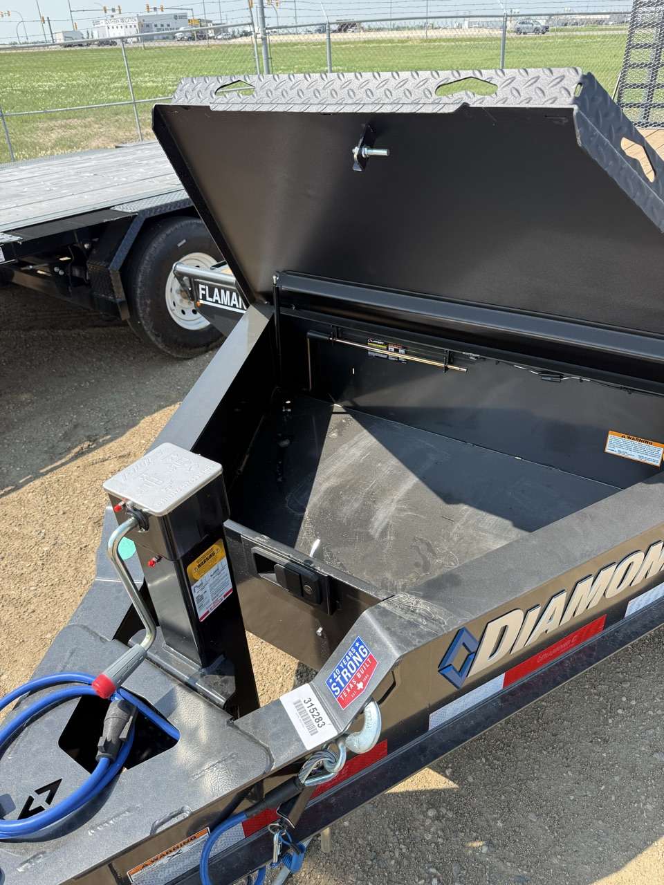 2026 Diamond C 8'6" x 20' Beavertail Deckover Trailer
