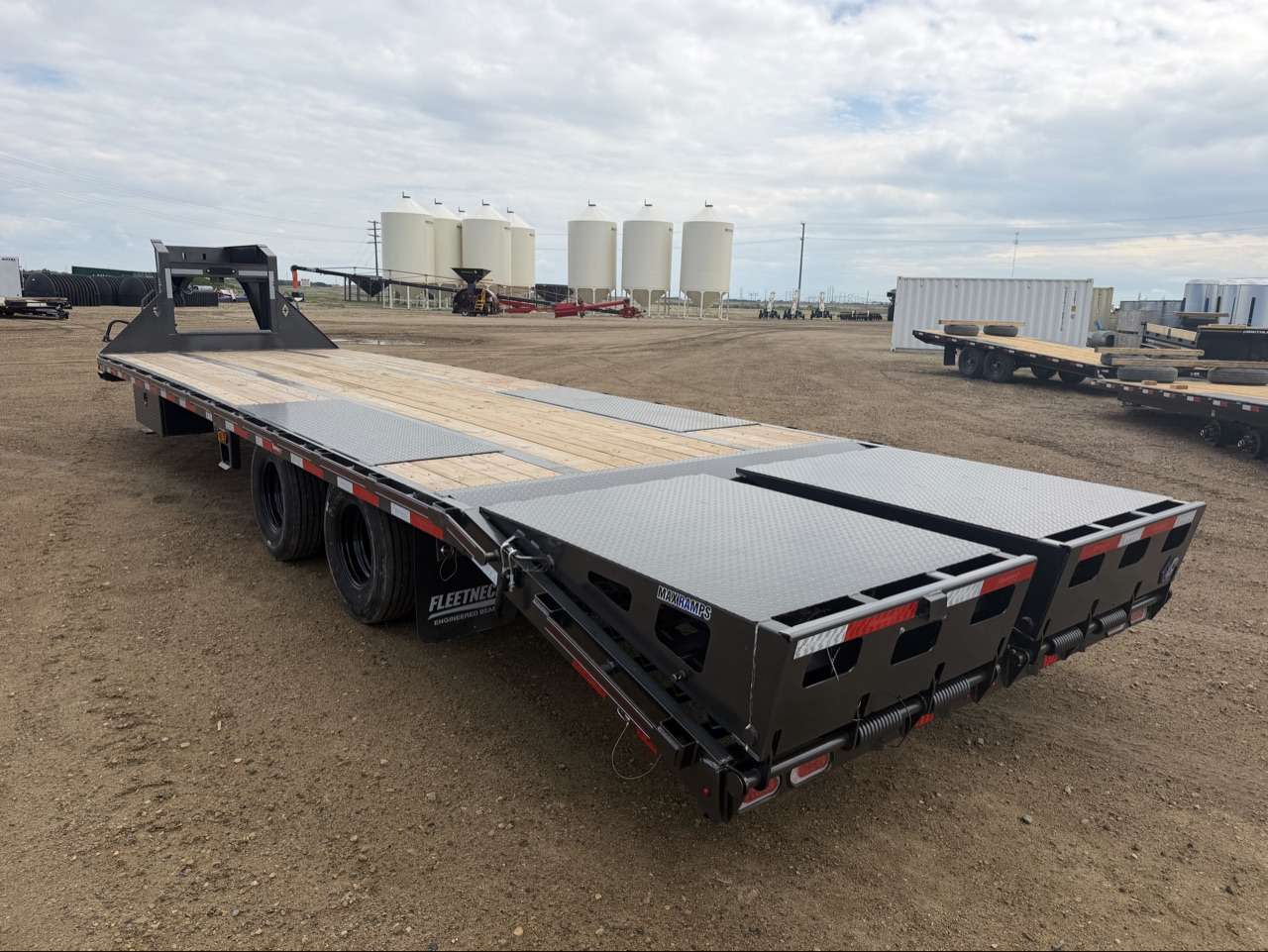 2026 Diamond C 8'6" x 30' GN Beavertail Flat Deck Trailer