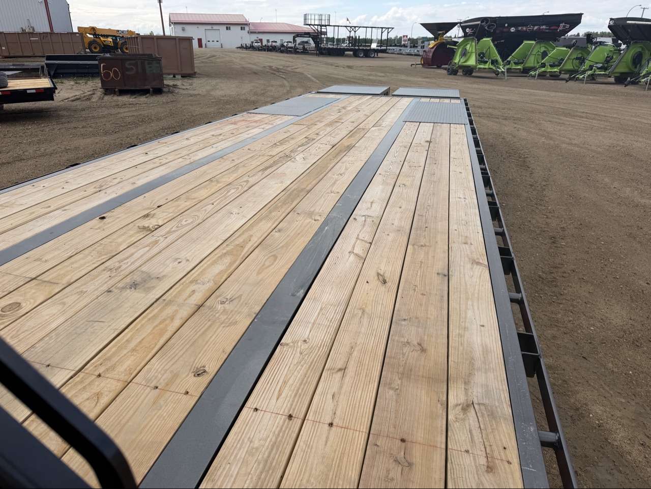 2026 Diamond C 8'6" x 30' GN Beavertail Flat Deck Trailer