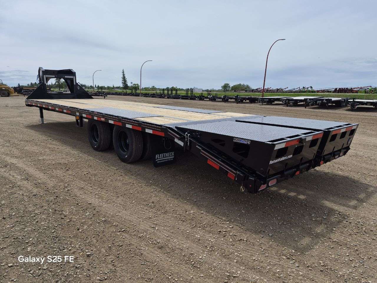 2026 Diamond C 8'6" x 32' GN Beavertail Flat Deck Trailer