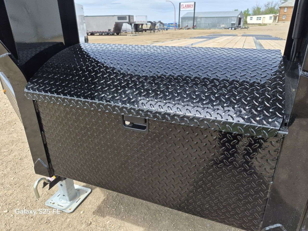 2026 Diamond C 8'6" x 32' GN Beavertail Flat Deck Trailer