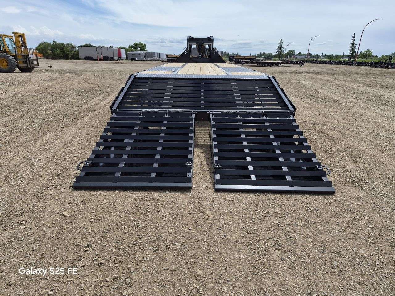 2026 Diamond C 8'6" x 32' GN Beavertail Flat Deck Trailer