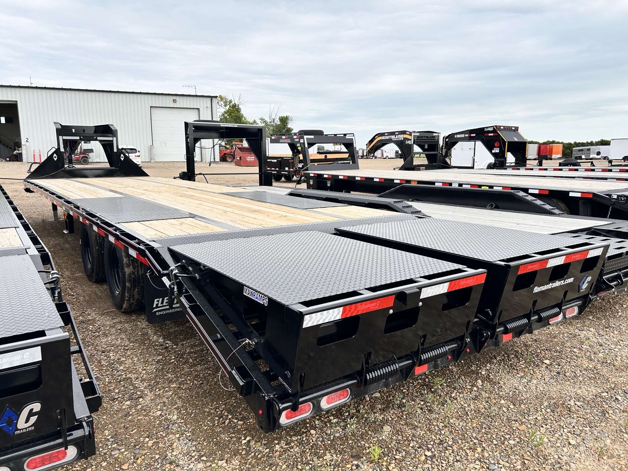 2026 Diamond C 8'6" x 32' GN Beavertail Flat Deck Trailer