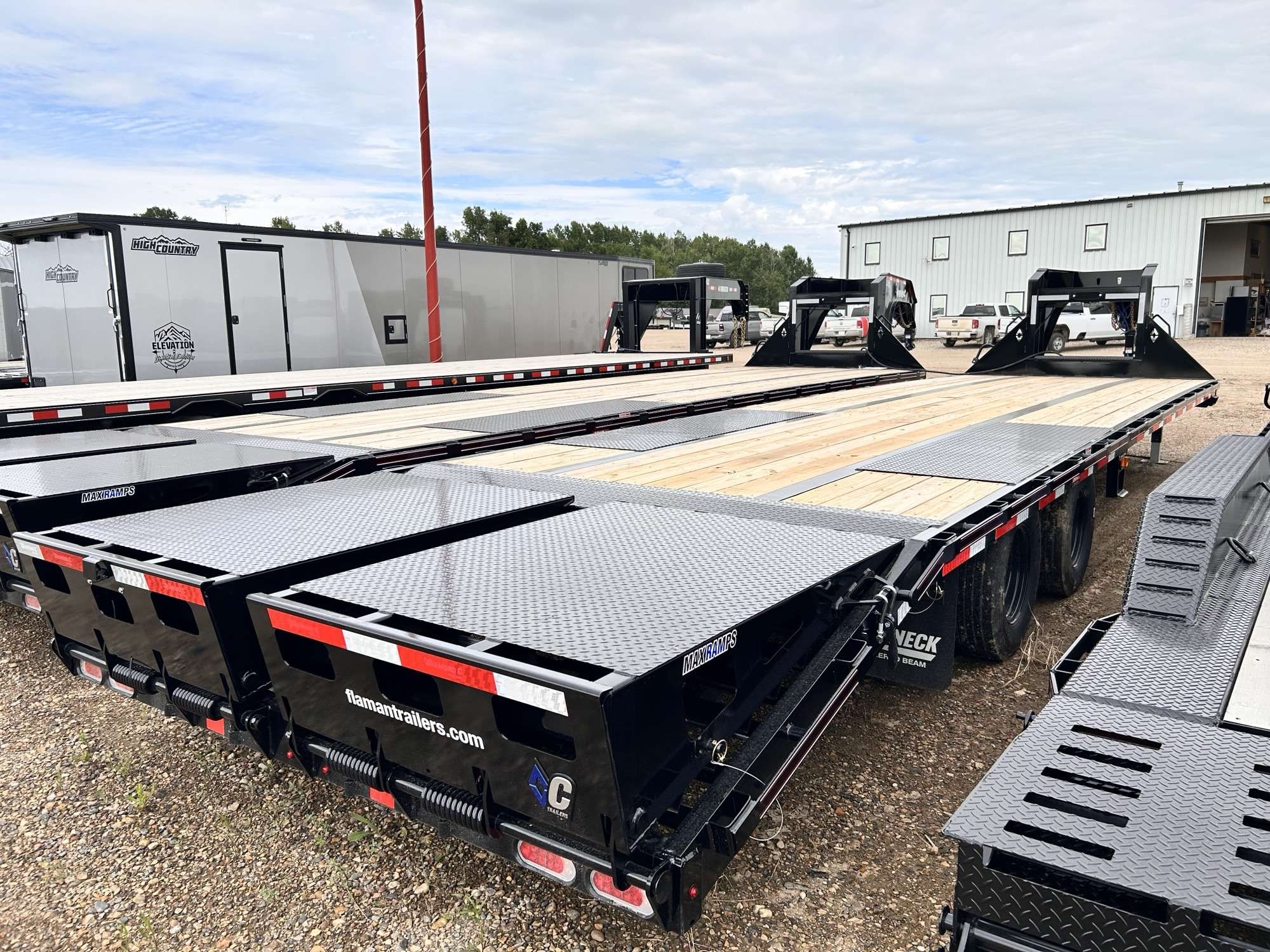 2026 Diamond C 8'6" x 32' GN Beavertail Flat Deck Trailer