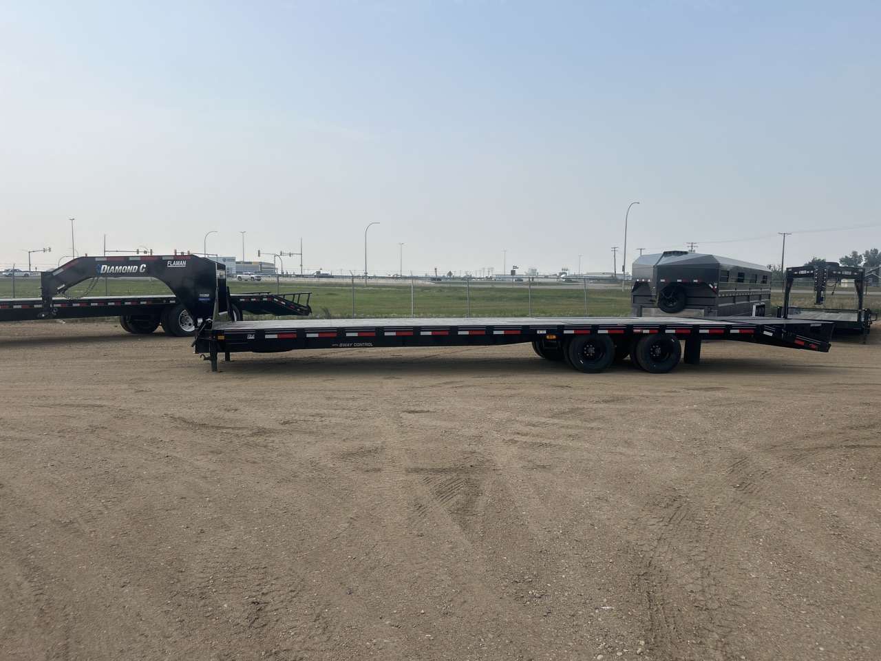 2026 Diamond C 8'6" x 35' GN Beavertail Flat Deck Trailer