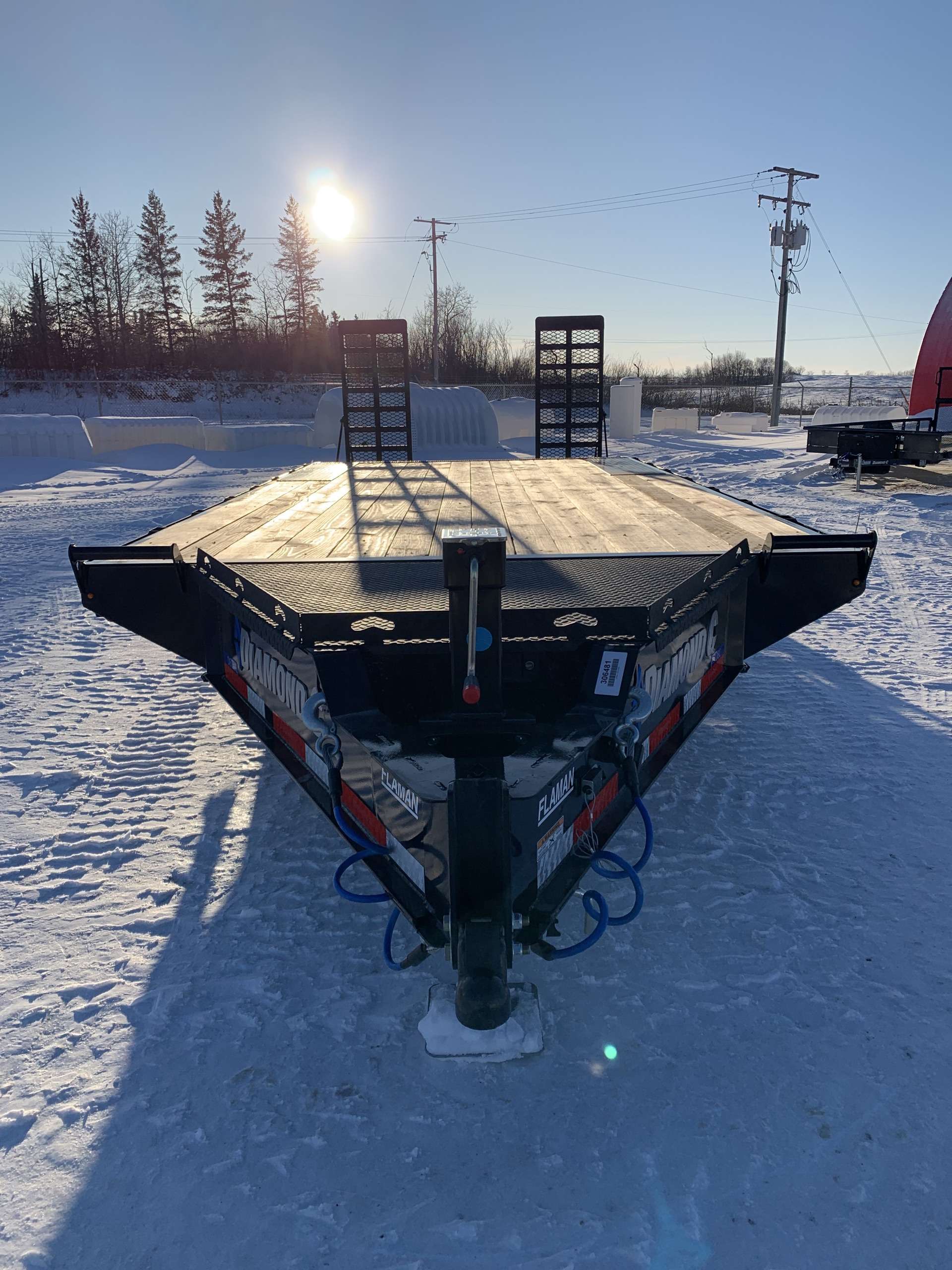 2026 Diamond C DEC 8'6" x 20' Beavertail Deckover Trailer