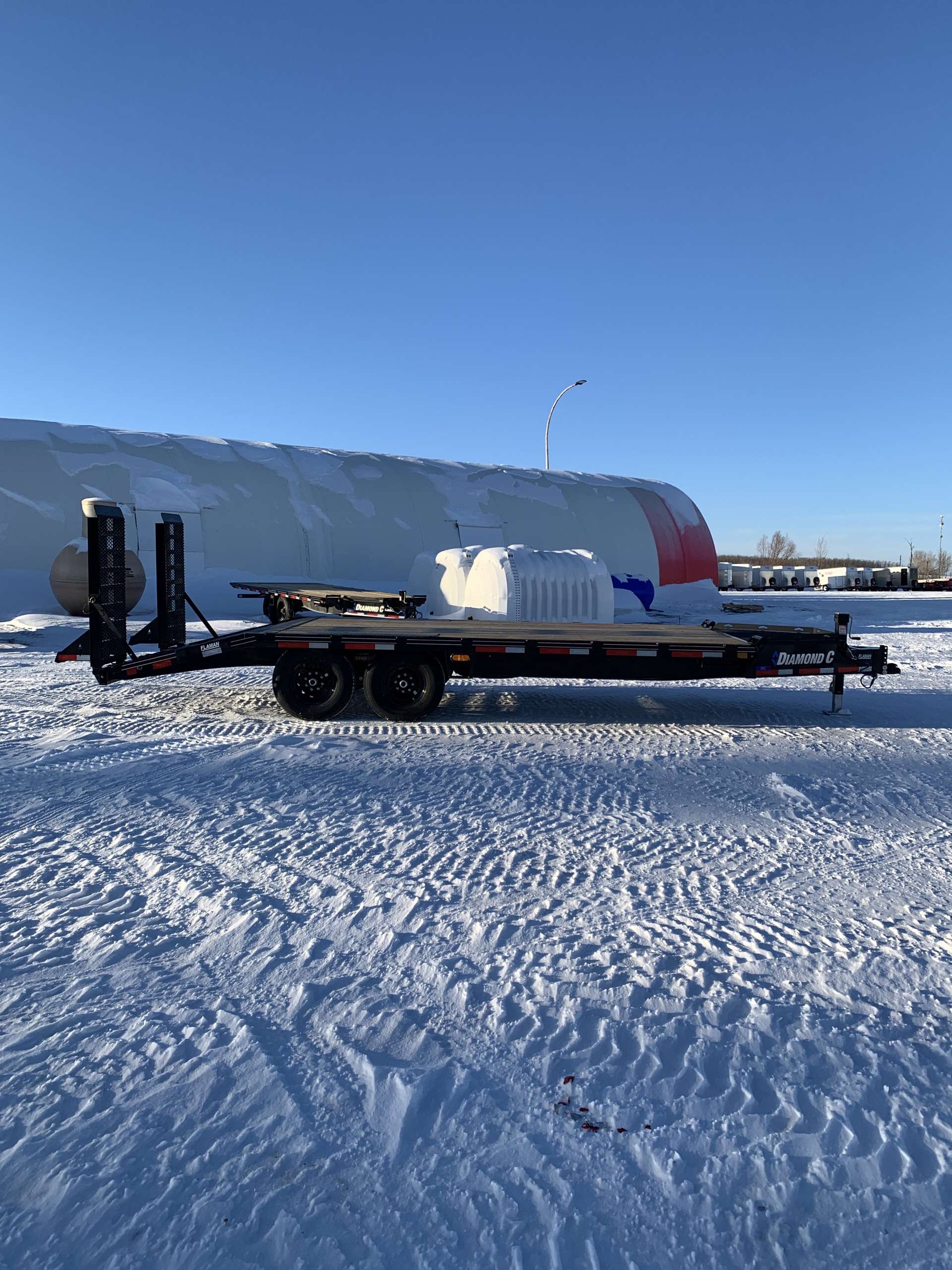 2026 Diamond C DEC 8'6" x 20' Beavertail Deckover Trailer