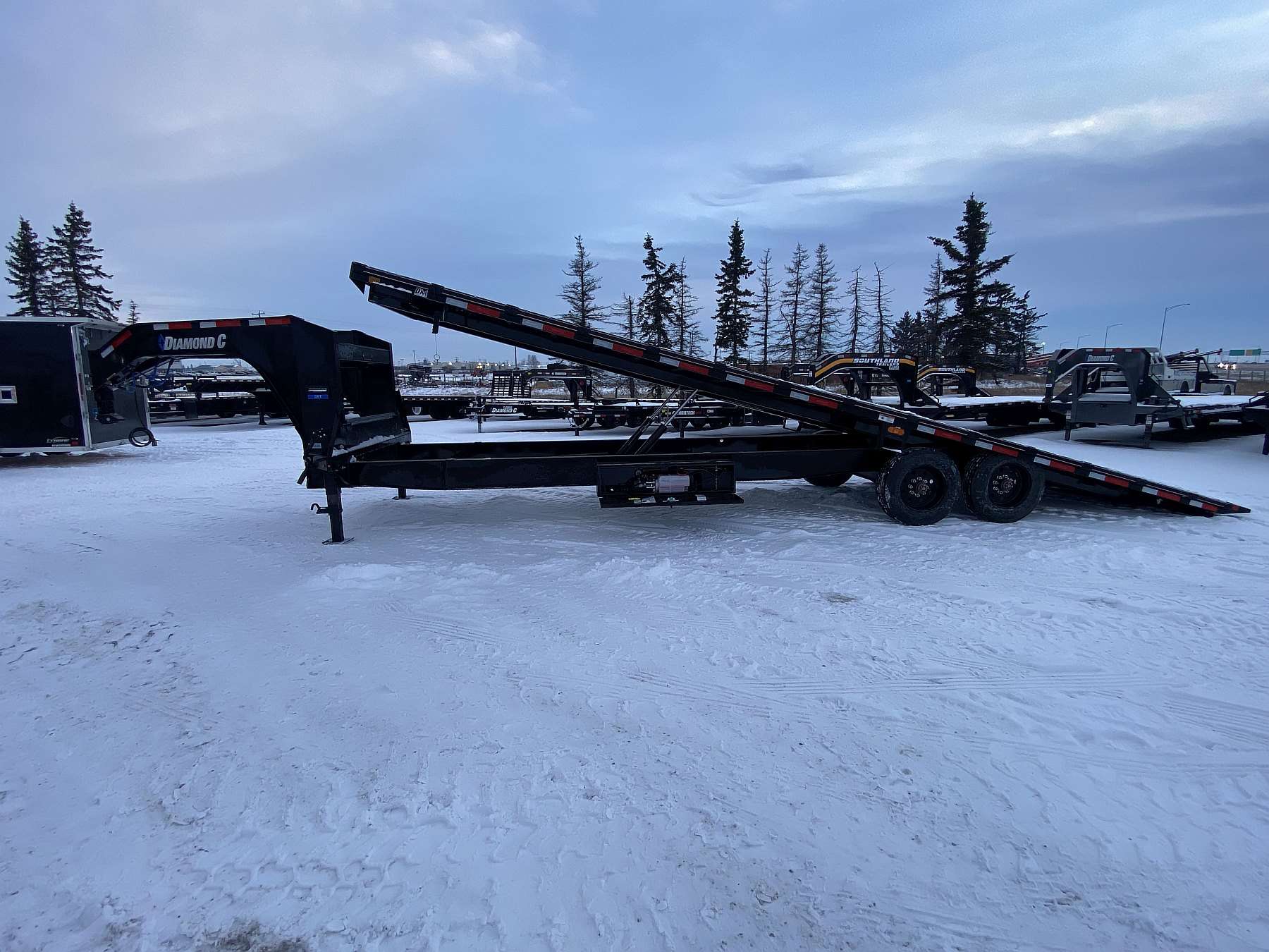 2026 Diamond C DET210- 30' Tilt Deck Gooseneck Trailer