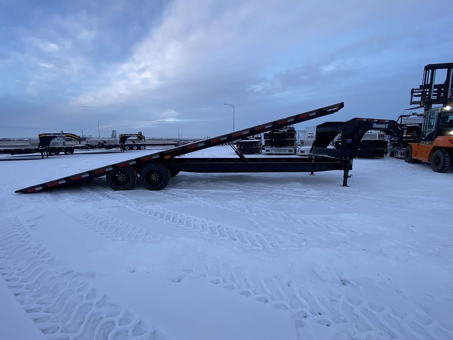 2026 Diamond C DET210- 30' Tilt Deck Gooseneck Trailer