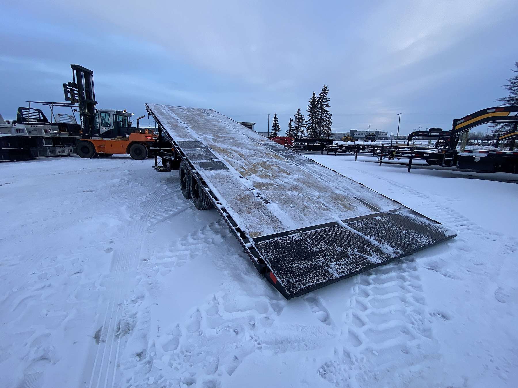 2026 Diamond C DET210- 30' Tilt Deck Gooseneck Trailer