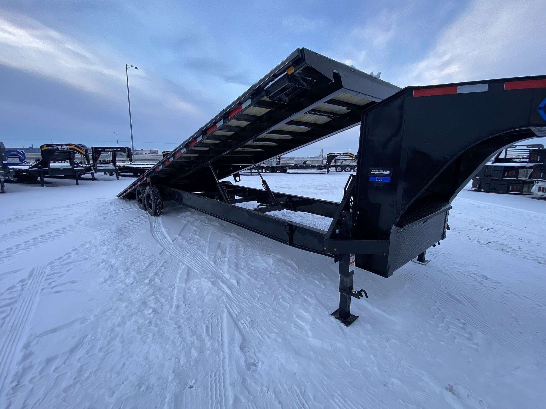 2026 Diamond C DET210- 30' Tilt Deck Gooseneck Trailer