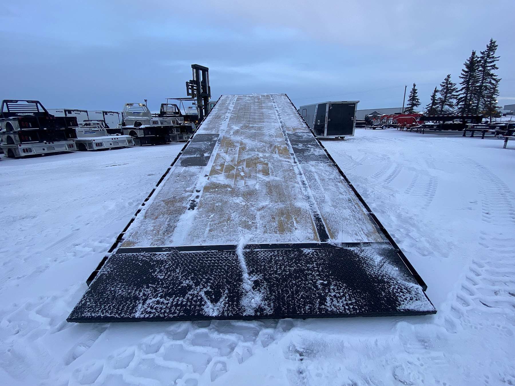 2026 Diamond C DET210- 30' Tilt Deck Gooseneck Trailer