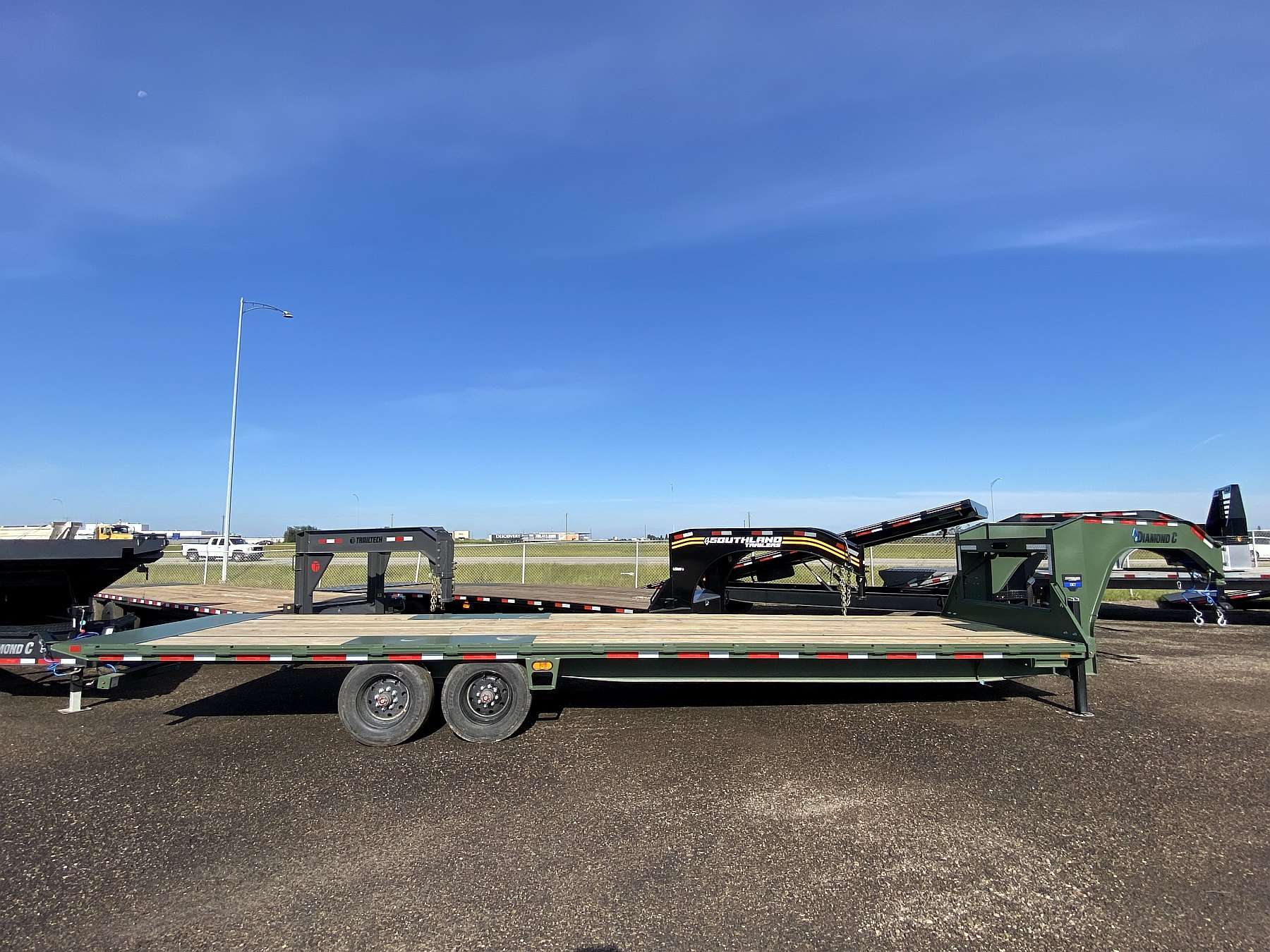 2026 Diamond C DET210 - 30' Tilt Deck Gooseneck Trailer