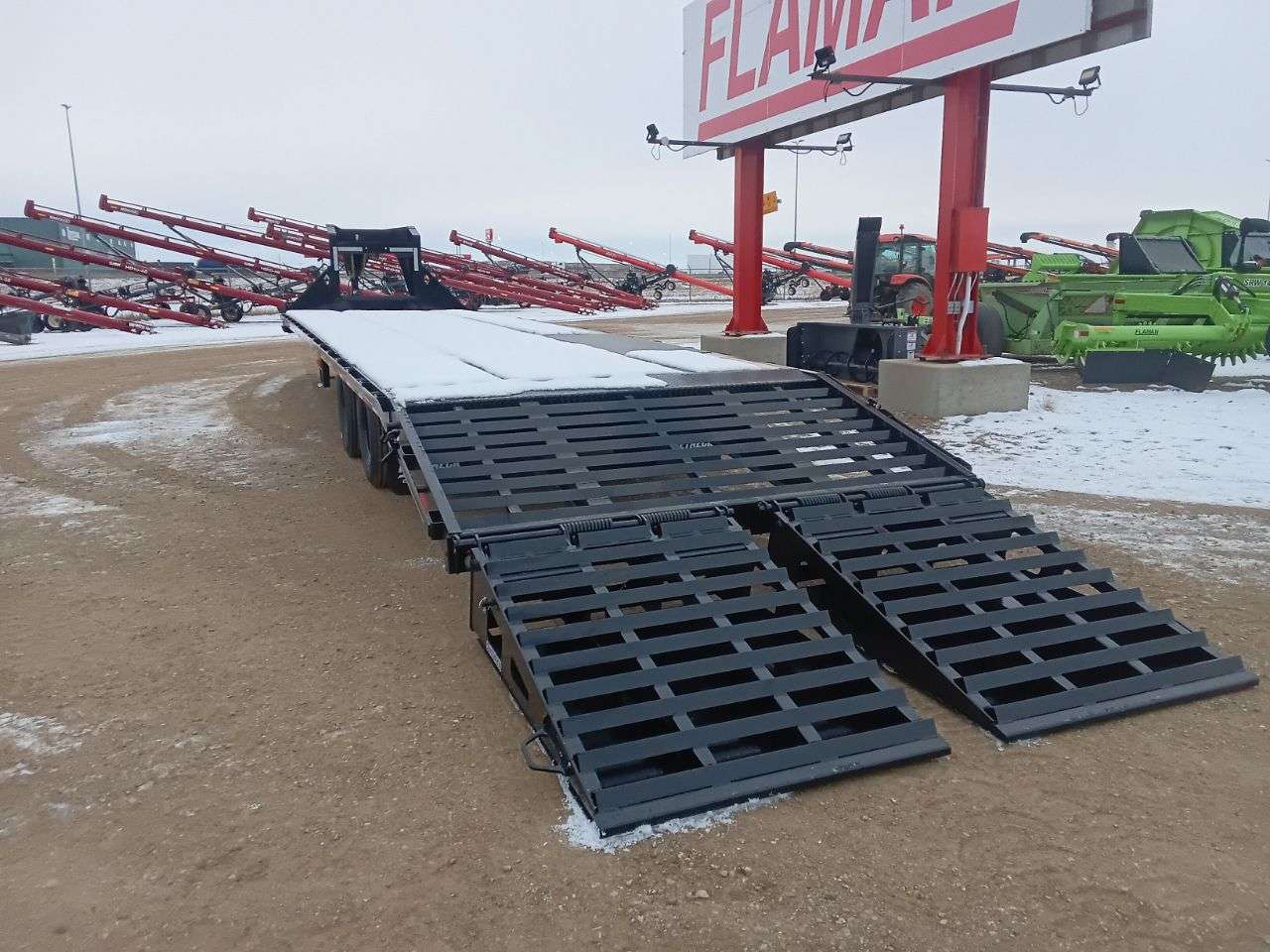 2026 Diamond C FMAX 8'6" x 35' GN BT Flat Deck Trailer