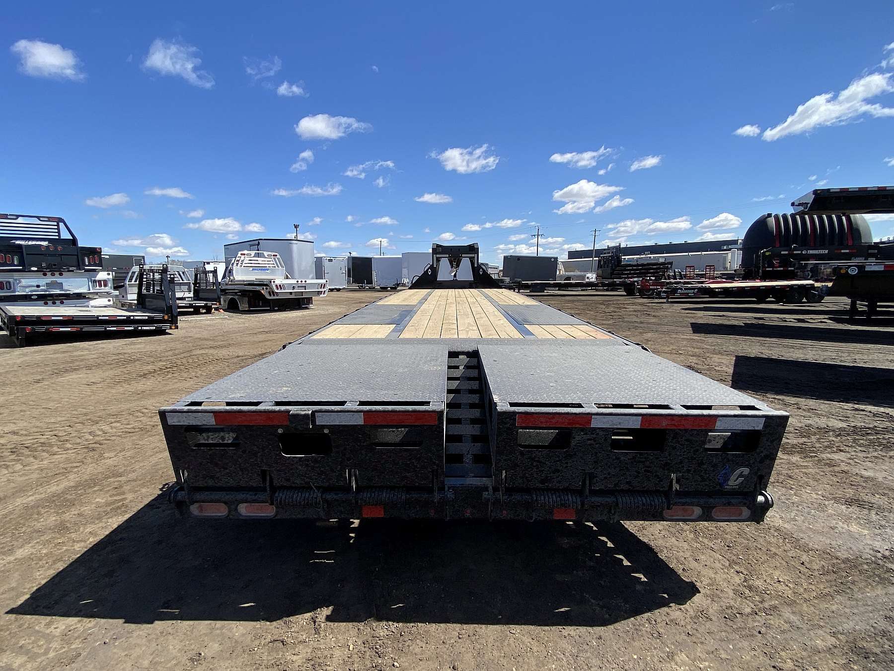 2026 Diamond C FMAX212- 32' Gooseneck Trailer
