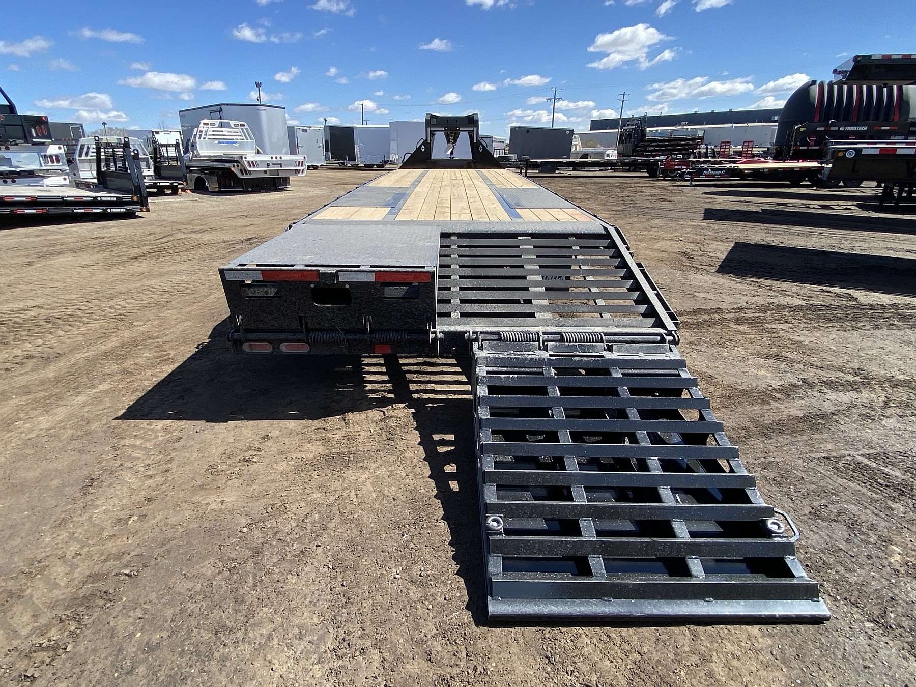 2026 Diamond C FMAX212- 32' Gooseneck Trailer