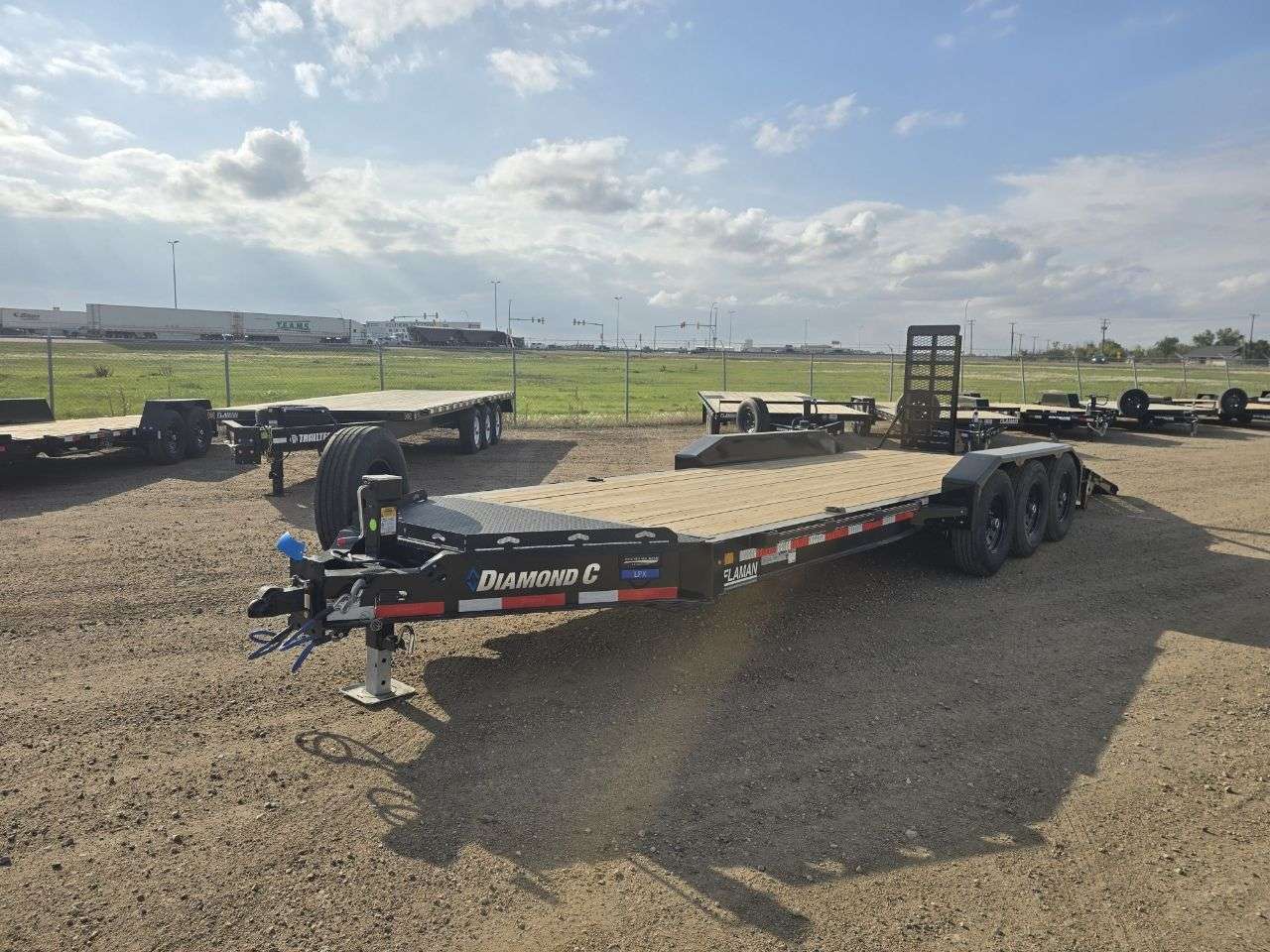 2026 Diamond C LPX 8'6" x 22' Beavertail Flat Deck Trailer