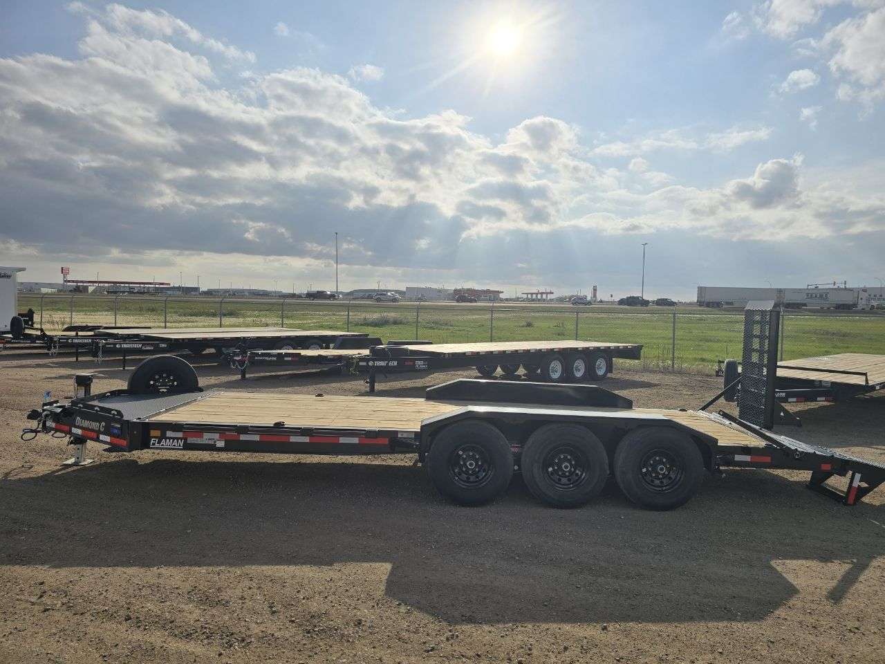 2026 Diamond C LPX 8'6" x 22' Beavertail Flat Deck Trailer