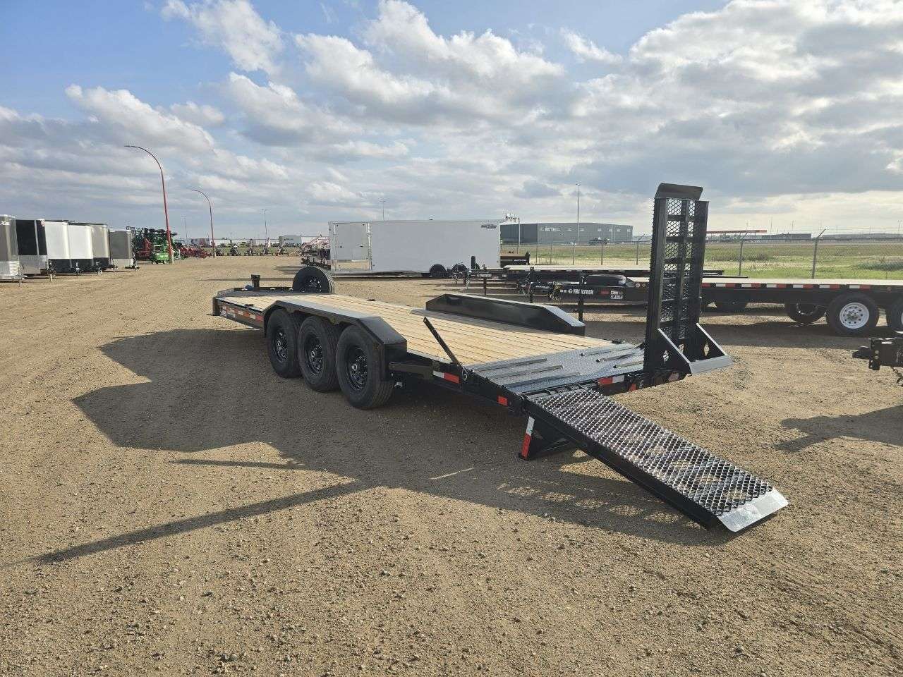 2026 Diamond C LPX 8'6" x 22' Beavertail Flat Deck Trailer