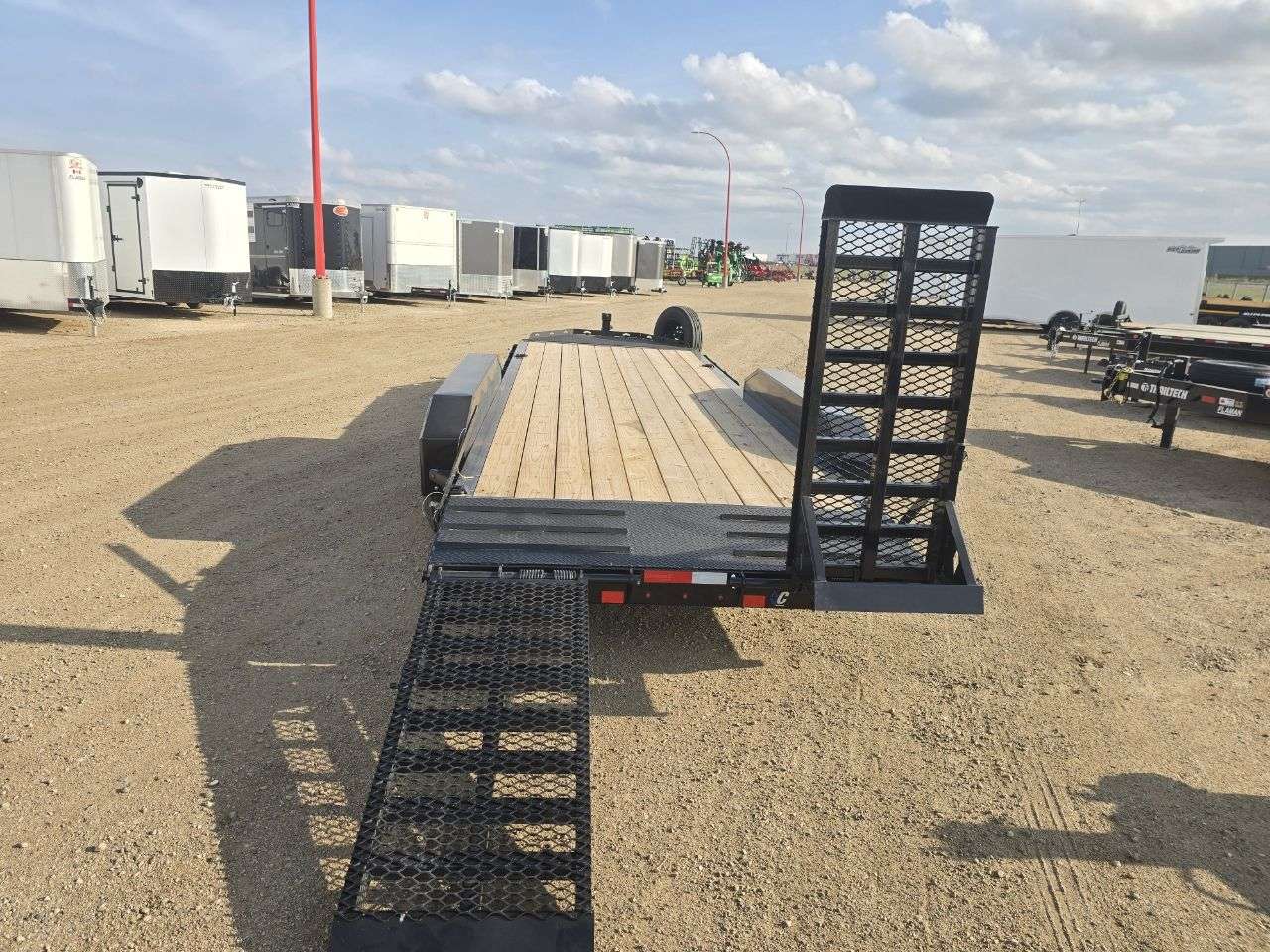 2026 Diamond C LPX 8'6" x 22' Beavertail Flat Deck Trailer