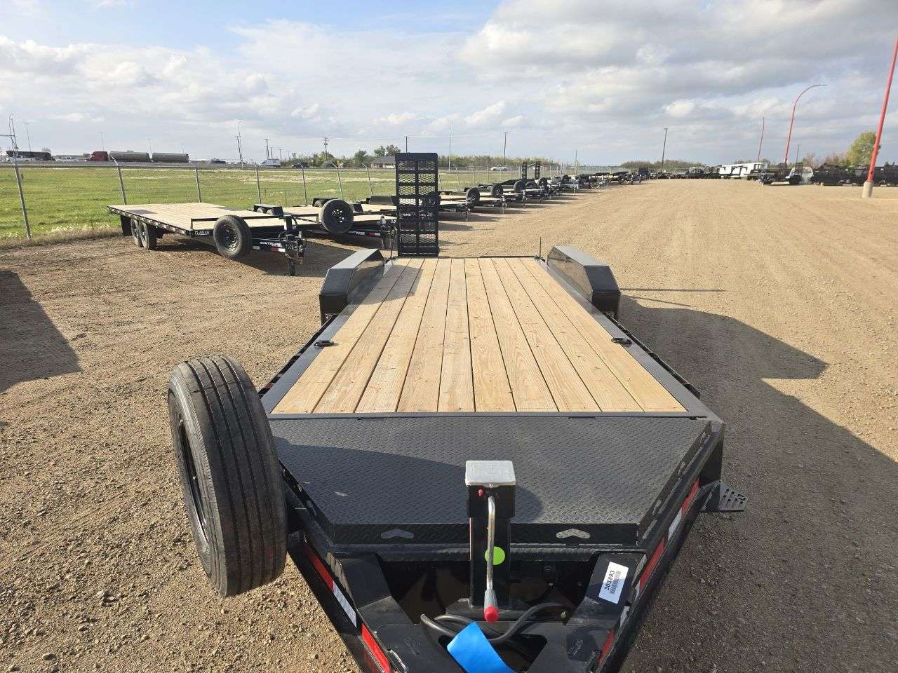 2026 Diamond C LPX 8'6" x 22' Beavertail Flat Deck Trailer