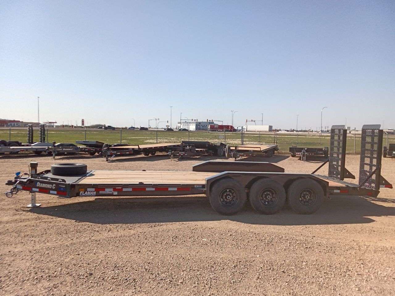 2026 Diamond C LPX 8'6" x 22' Beavertail Flat Deck Trailer