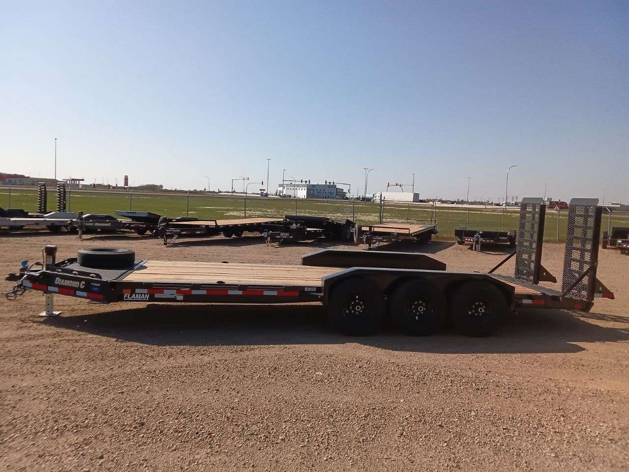 2026 Diamond C LPX 8'6" x 22' Beavertail Flat Deck Trailer