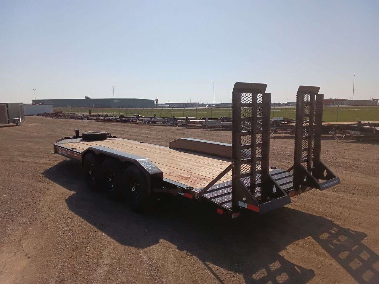 2026 Diamond C LPX 8'6" x 22' Beavertail Flat Deck Trailer