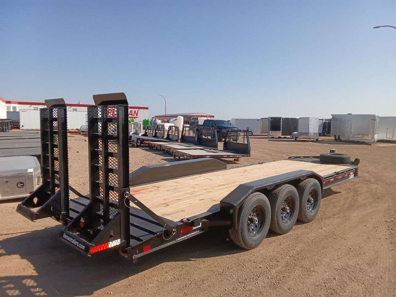 2026 Diamond C LPX 8'6" x 22' Beavertail Flat Deck Trailer