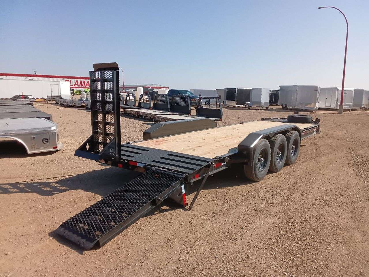 2026 Diamond C LPX 8'6" x 22' Beavertail Flat Deck Trailer