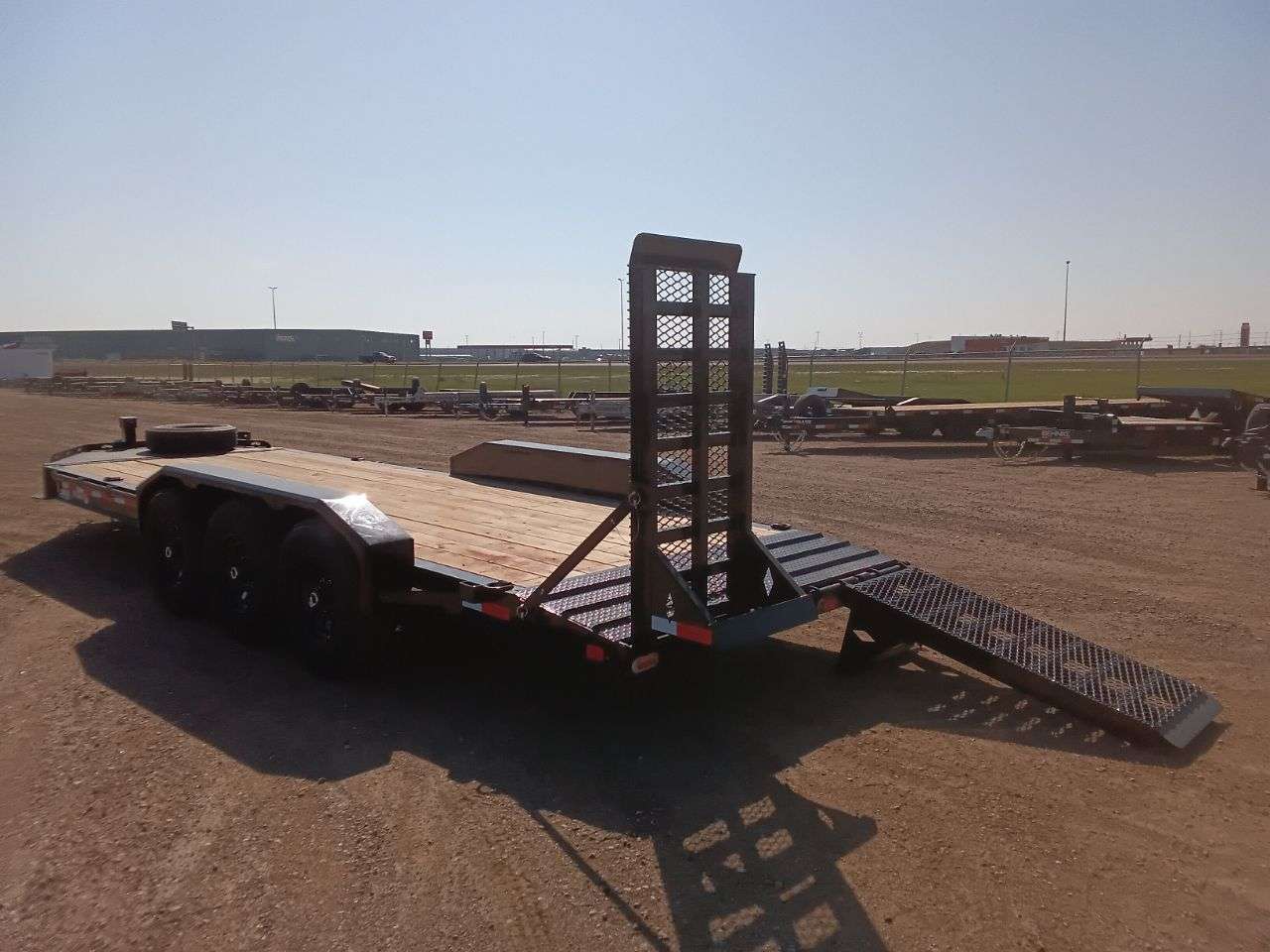 2026 Diamond C LPX 8'6" x 22' Beavertail Flat Deck Trailer